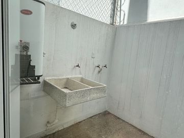 Amplia casa de 3 niveles en privada con amenidades