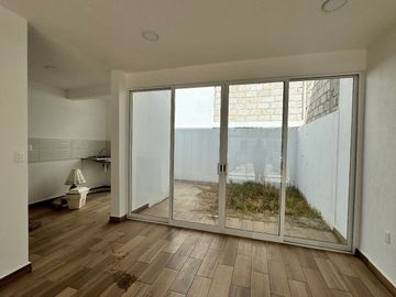 Amplia casa de 3 niveles en privada con amenidades