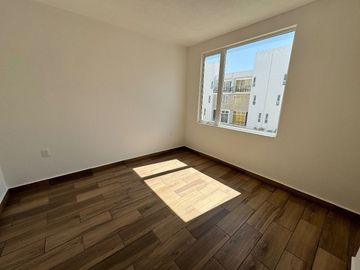 Amplia casa de 3 niveles en privada con amenidades