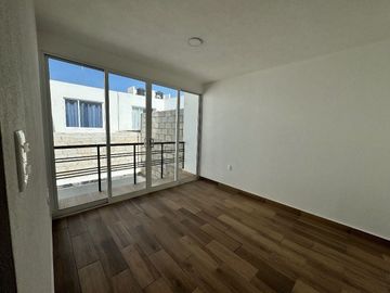 Amplia casa de 3 niveles en privada con amenidades