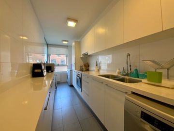 Vende departamento-2 dormitorios-Metro Manquehue-Oriente