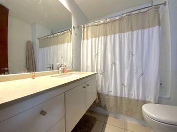 Vende departamento-2 dormitorios-Metro Manquehue-Oriente