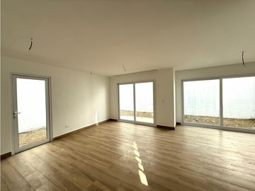 Venta de casa en urb. PortoManta sector sur vía San Mateo a estrenar.