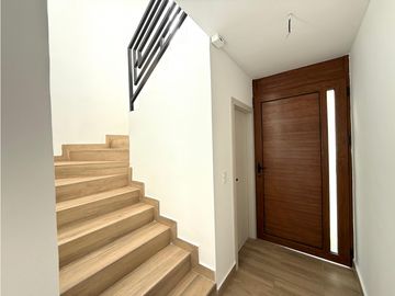 Venta de casa en urb. PortoManta sector sur vía San Mateo a estrenar.