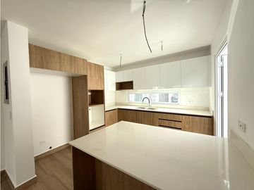 Venta de casa en urb. PortoManta sector sur vía San Mateo a estrenar.
