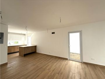 Venta de casa en urb. PortoManta sector sur vía San Mateo a estrenar.