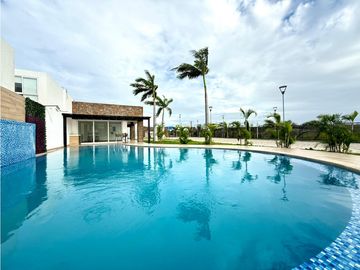 Venta de casa en urb. PortoManta sector sur vía San Mateo a estrenar.