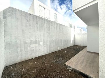 Venta de casa en urb. PortoManta sector sur vía San Mateo a estrenar.