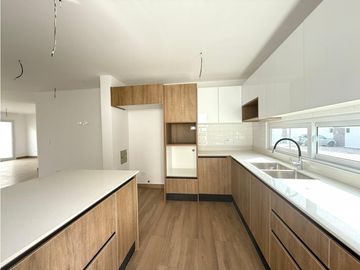 Venta de casa en urb. PortoManta sector sur vía San Mateo a estrenar.