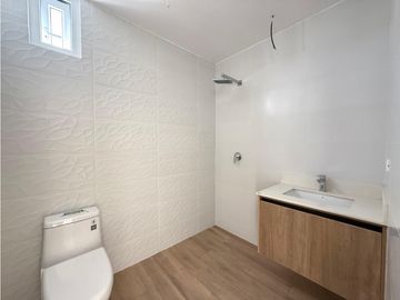 Venta de casa en urb. PortoManta sector sur vía San Mateo a estrenar.