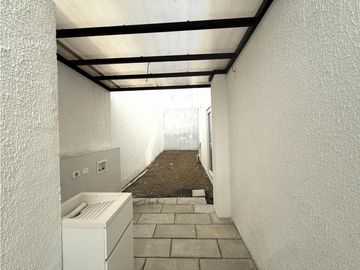 Venta de casa en urb. PortoManta sector sur vía San Mateo a estrenar.