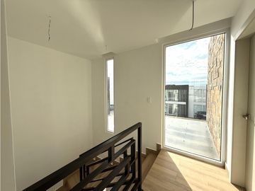 Venta de casa en urb. PortoManta sector sur vía San Mateo a estrenar.