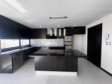 Casa en  pre venta en Lomas de Angelopolis con acabados de lujo y 3 recamaras