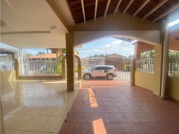 Venta de CASA REMODELADA en SAN ANTONIO – 5REC -Patio
