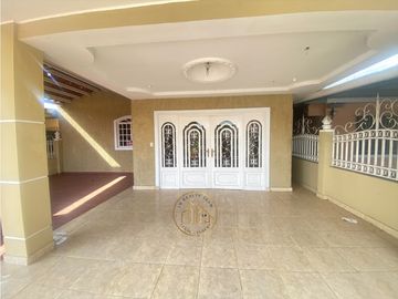 Venta de CASA REMODELADA en SAN ANTONIO – 5REC -Patio