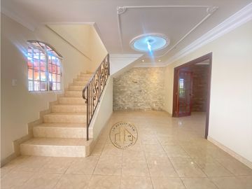 Venta de CASA REMODELADA en SAN ANTONIO – 5REC -Patio