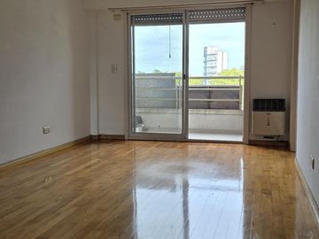 Departamento 2 ambientes con 2 balcones y cochera en Ballester
