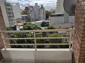 Departamento 2 ambientes con 2 balcones y cochera en Ballester