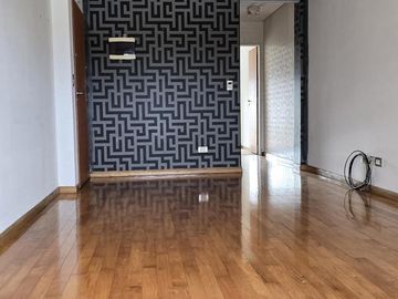 Departamento 2 ambientes con 2 balcones y cochera en Ballester
