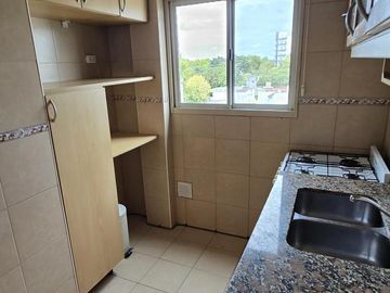 Departamento 2 ambientes con 2 balcones y cochera en Ballester