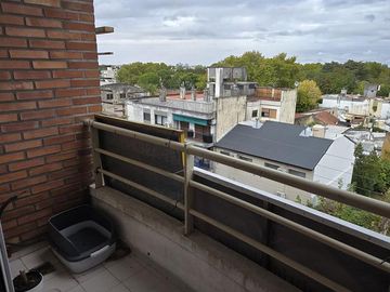 Departamento 2 ambientes con 2 balcones y cochera en Ballester