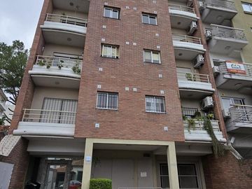 Departamento 2 ambientes con 2 balcones y cochera en Ballester