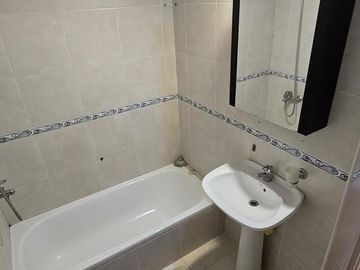 Departamento 2 ambientes con 2 balcones y cochera en Ballester