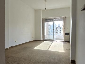 Departamento 2 ambientes con 2 balcones y cochera en Ballester
