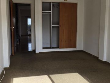 Departamento 2 ambientes con 2 balcones y cochera en Ballester