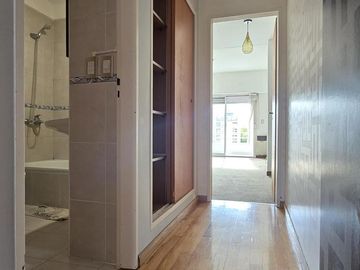 Departamento 2 ambientes con 2 balcones y cochera en Ballester