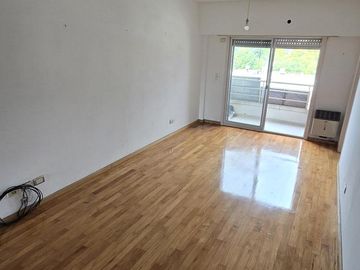 Departamento 2 ambientes con 2 balcones y cochera en Ballester