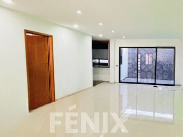 Amplia casa en venta en Fracc. Santa María- Coatepec.