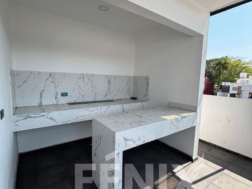 Amplia casa en venta en Fracc. Santa María- Coatepec.
