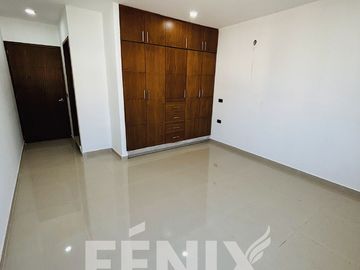 Amplia casa en venta en Fracc. Santa María- Coatepec.