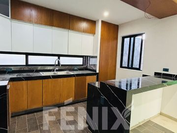 Amplia casa en venta en Fracc. Santa María- Coatepec.