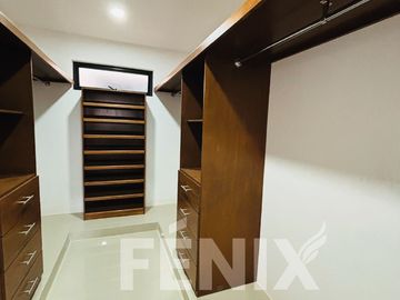 Amplia casa en venta en Fracc. Santa María- Coatepec.