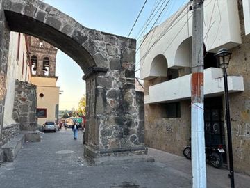 Casa a remodelar con excedente de terreno en Tonalá Centro