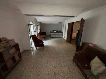 Casa a remodelar con excedente de terreno en Tonalá Centro