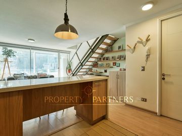 Dúplex contemporáneo en Ñuñoa: comodidad y estilo a pasos de todo