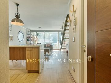 Dúplex contemporáneo en Ñuñoa: comodidad y estilo a pasos de todo