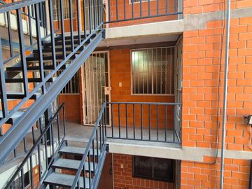 DEPARTAMENTO EN VENTA EN CONJUNTO NARANJOS, ZONA SAN RAMÓN A 500m DE LA 11 SUR!!