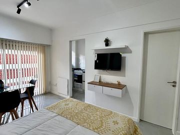 Venta ambiente al frente con balcon saliente, Centro Mar del Plata