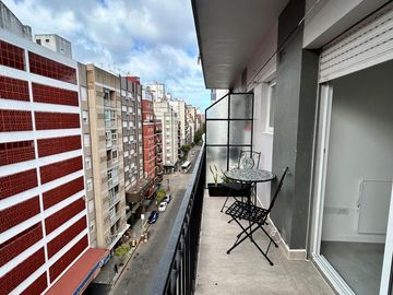 Venta ambiente al frente con balcon saliente, Centro Mar del Plata