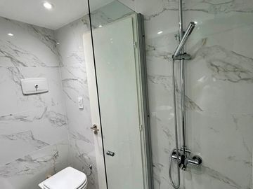 Venta ambiente al frente con balcon saliente, Centro Mar del Plata