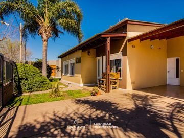 VENDO  HERMOSA CASA 3 DORMITORIOS  FUNES TOWN