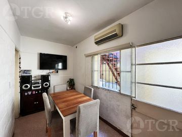 PH en Saenz Peña de 3 amb. planta baja con patio y terraza