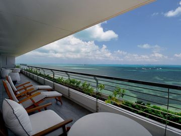 RESIDENCIA PRIVADA FRENTE AL MAR CARIBE – ELEGANCIA TOTAL EN CADA DETALLE