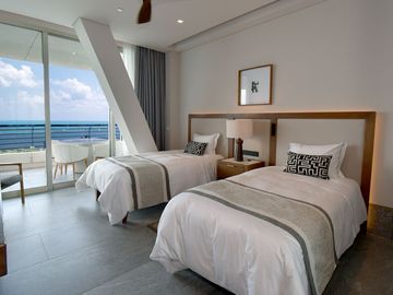 RESIDENCIA PRIVADA FRENTE AL MAR CARIBE – ELEGANCIA TOTAL EN CADA DETALLE