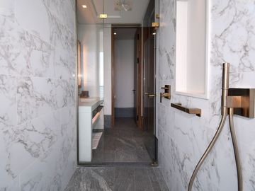 RESIDENCIA PRIVADA FRENTE AL MAR CARIBE – ELEGANCIA TOTAL EN CADA DETALLE