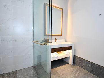 RESIDENCIA PRIVADA FRENTE AL MAR CARIBE – ELEGANCIA TOTAL EN CADA DETALLE